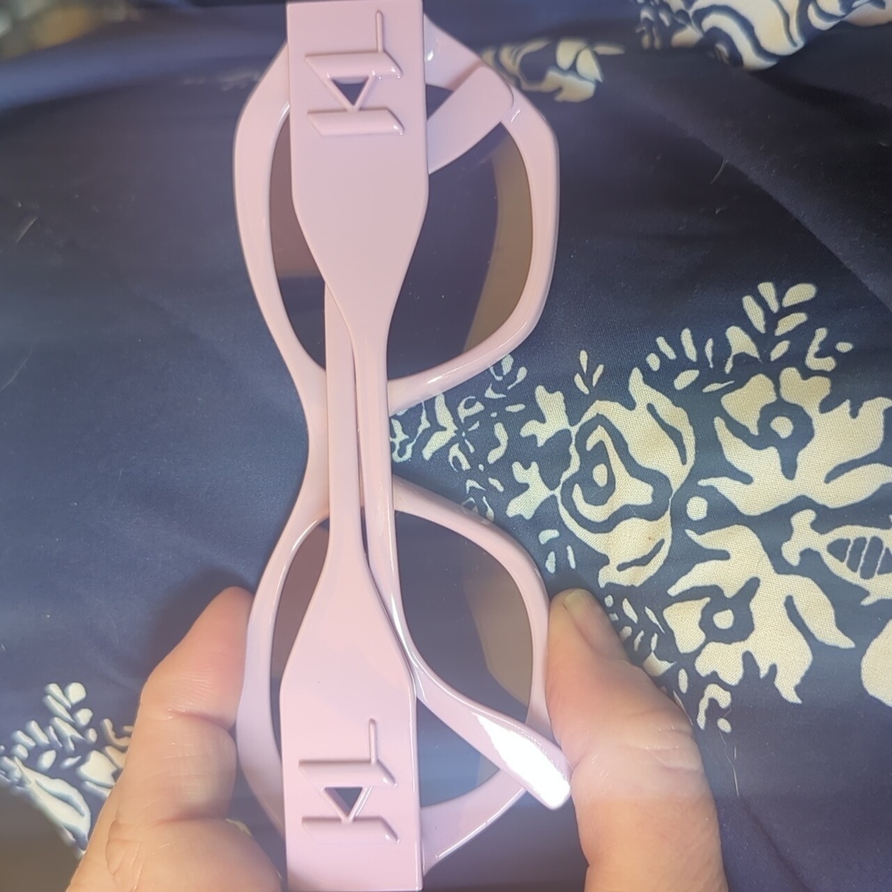 Karl Lagerfeld Light Lavender 🪻 Sunglasses - Picture 2 of 9
